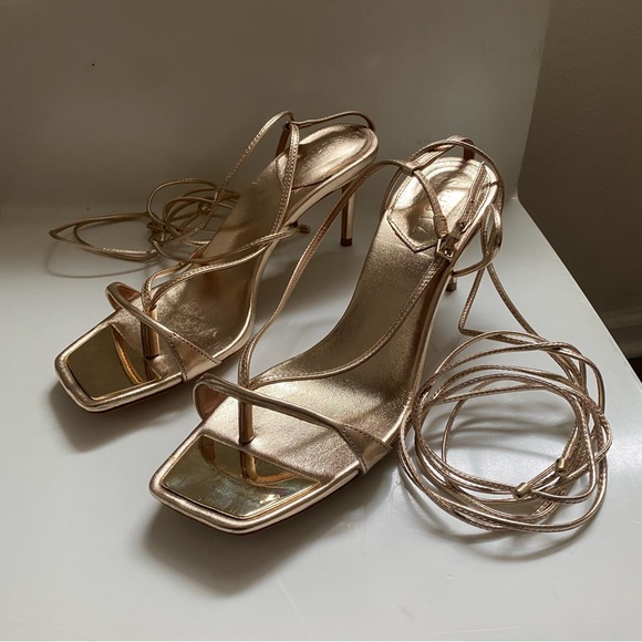 Schutz. Vikki Leather Sandal in metallic gold. Size 9.5 - Picture 2 of 8